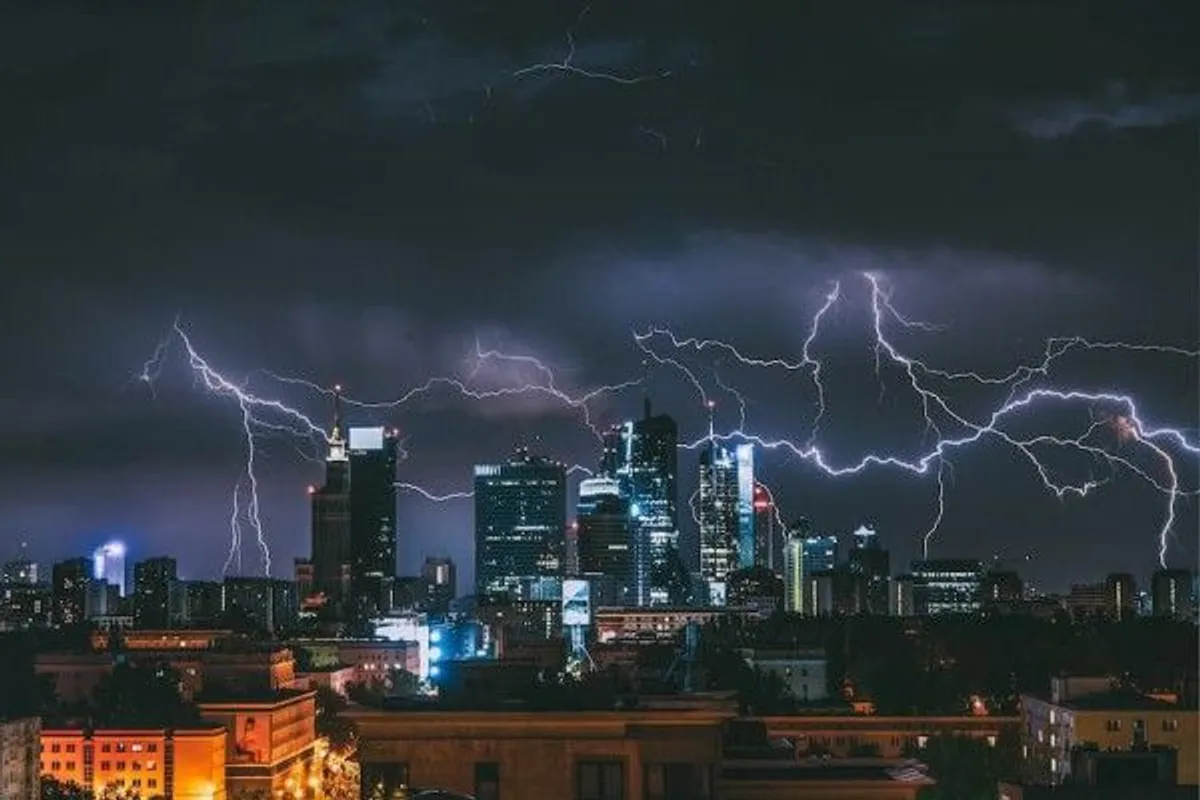 Doa Saat Mendengar Petir: Mengingat Kebesaran Allah di Balik Suara Menggelegar