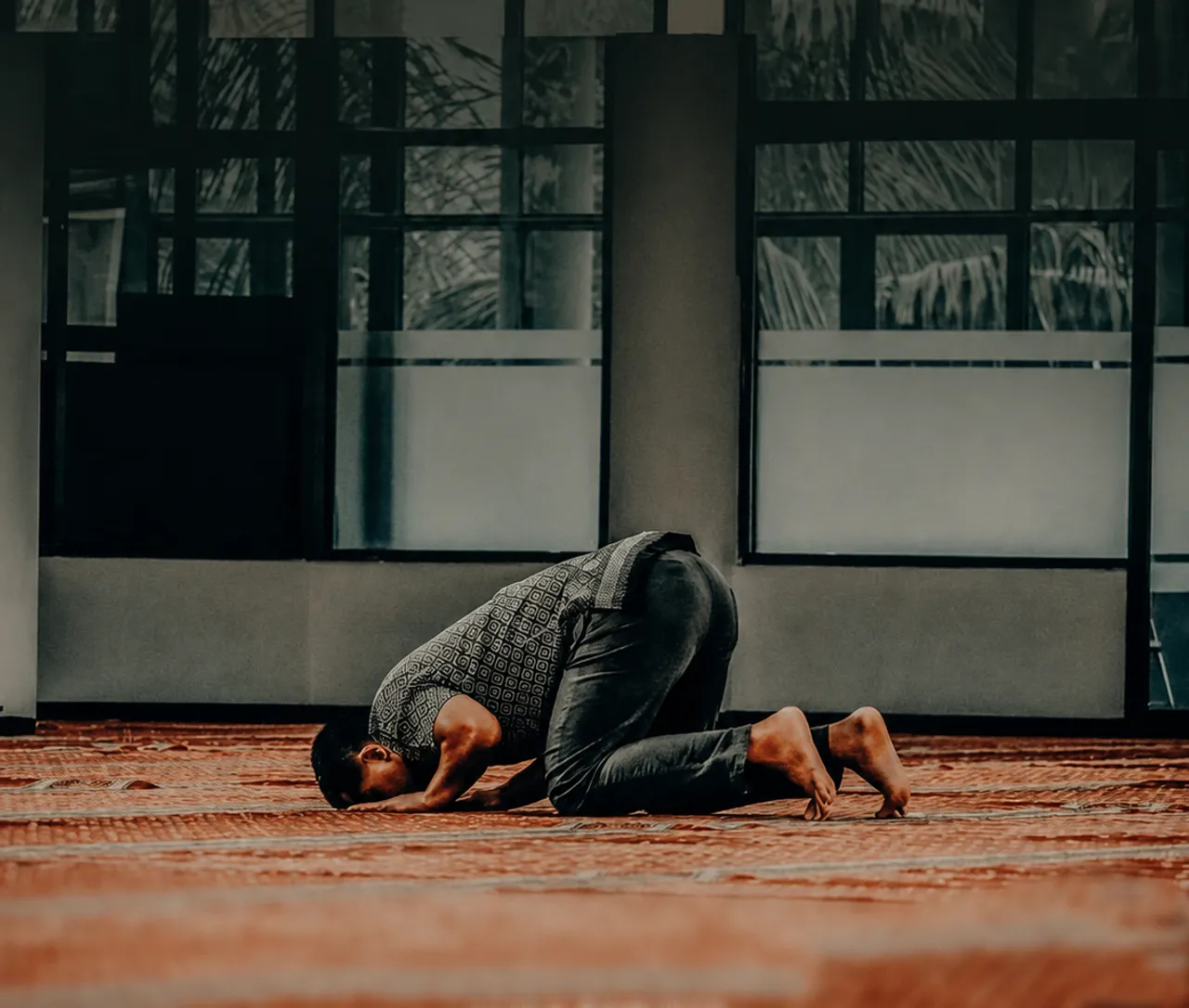 Dekati Yang Memberi Rezeki: Saatnya Mengejar Ridha Allah, Bukan Pujian Manusia