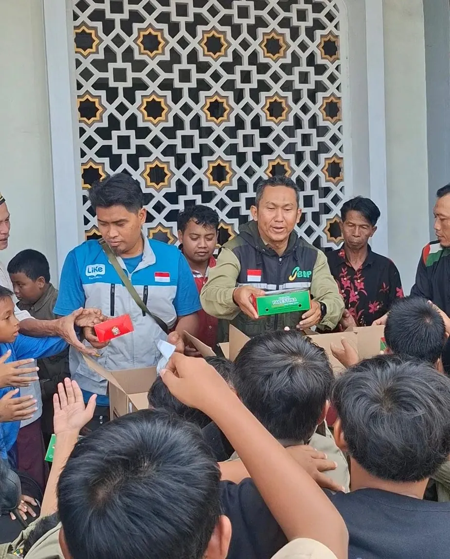Yayasan AMINA Gelar Jumat Berkah di Masjid Baitul Muslimin Patikraja, Bagikan 200 Nasi Kotak